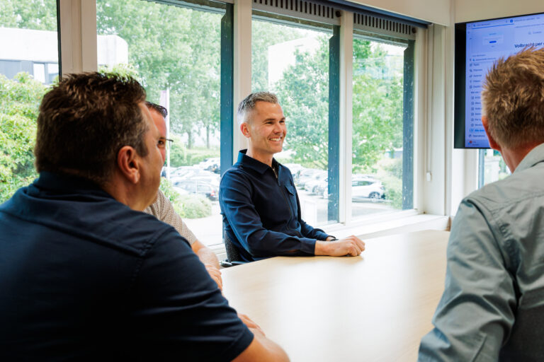 Een passende oplossing in de landmeetkunde begint met een goed gesprek met Facto Geo. We luisteren naar uw vraag, denken mee over de mogelijkheden en zoeken samen naar de beste aanpak.