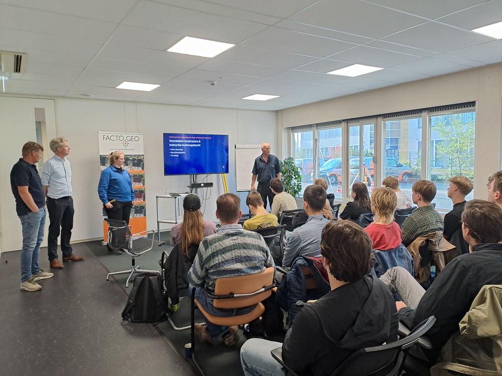 Saxion-studenten Geo Maps & Data maakten bij Facto Geo kennis met uitzetten, digitaal waterpassen en basisregistraties.