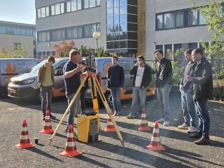 Saxion-studenten Geo Maps & Data maakten bij Facto Geo kennis met uitzetten, digitaal waterpassen en basisregistraties.