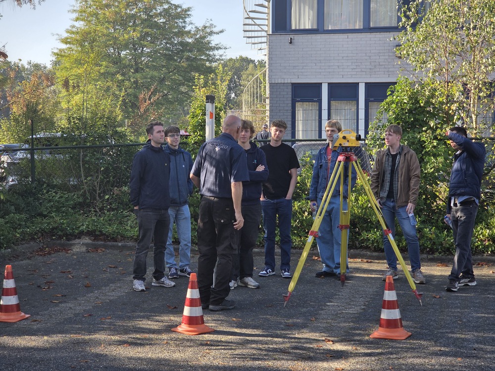 Saxion-studenten Geo Maps & Data maakten bij Facto Geo kennis met uitzetten, digitaal waterpassen en basisregistraties.